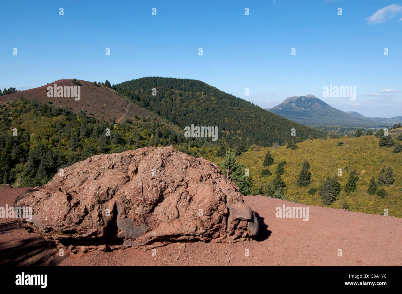 Parc Naturel des Vulkane d ' Auvergne, regionalen Naturpark, Puy de Lassolas, Puy-de-Dome Vulkan auf Rückseite, Auvergne, Frankreich Stockfoto