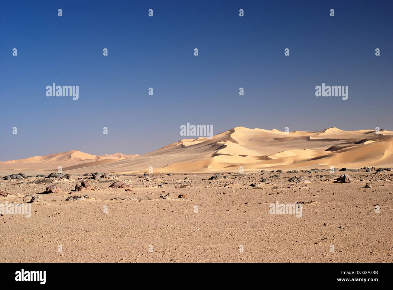 Wüste, Algerien, Felsen, Dünen, Sand, blauer Himmel, goldene, isoliert, leer, Textfreiraum, karge Stockfoto