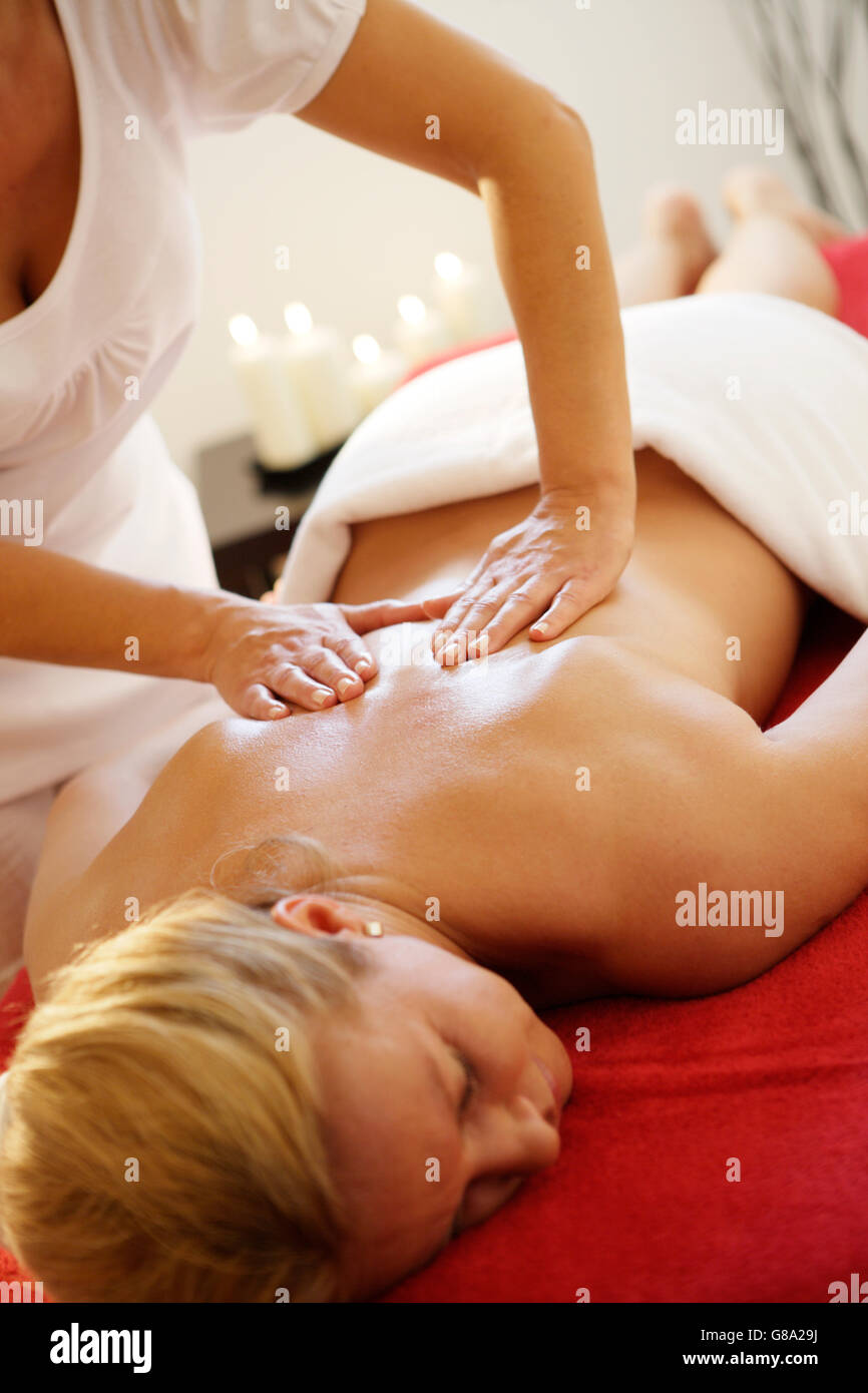 Frau bekommen eine massage Stockfoto