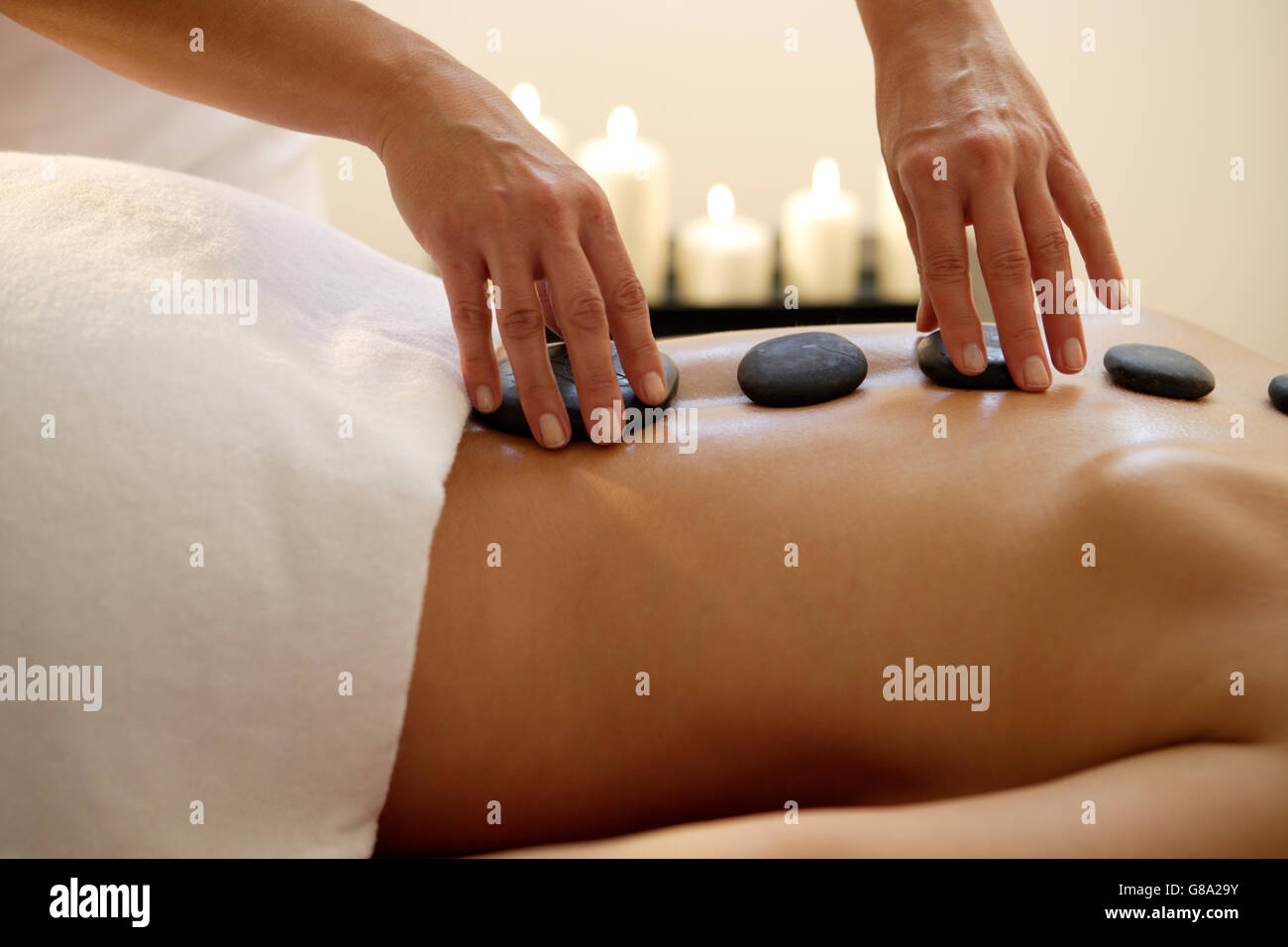 Frau bekommen eine hot Stone massage Stockfoto