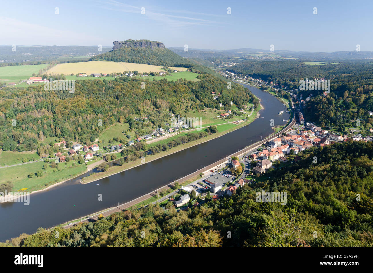 Ansicht der Lilienstein Berg, die Stadt Königstein und die Elbe, Elbsandsteingebirge, Sächsische Schweiz Bezirk Stockfoto