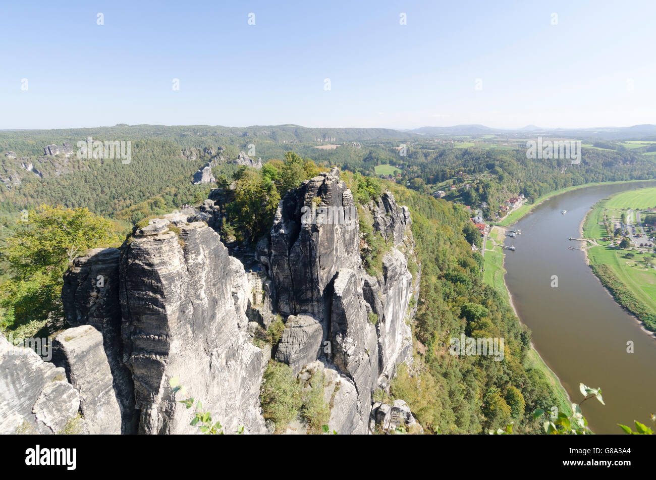 Blick auf die Elbe von Bastei Rock Formation, Elbsandsteingebirge, Sächsische Schweiz Bezirk, Sachsen aus gesehen Stockfoto