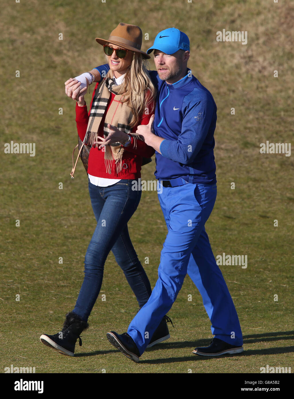 Ronan Keating und Frau Storm am zweiten Tag der Alfred Dunhill Links Championship in Kingsbarns, Fife. DRÜCKEN Sie VERBANDSFOTO. Bilddatum: Freitag, 2. Oktober 2015. Siehe PA Geschichte GOLF Dunhill. Bildnachweis sollte lauten: Andrew Milligan / PA Wire. EINSCHRÄNKUNGEN . Keine kommerzielle Nutzung. Keine falsche kommerzielle Verbindung. Keine Videoemulation. Keine Bildbearbeitung. Stockfoto