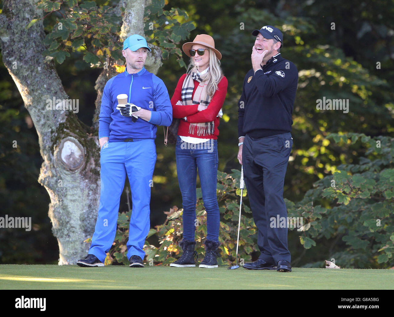 Ronan Keating und Frau Storm mit Lee Westwood am zweiten Tag der Alfred Dunhill Links Championship in Kingsbarns, Fife. DRÜCKEN Sie VERBANDSFOTO. Bilddatum: Freitag, 2. Oktober 2015. Siehe PA Geschichte GOLF Dunhill. Bildnachweis sollte lauten: Andrew Milligan / PA Wire. EINSCHRÄNKUNGEN . Keine kommerzielle Nutzung. Keine falsche kommerzielle Verbindung. Keine Videoemulation. Keine Bildbearbeitung. Stockfoto