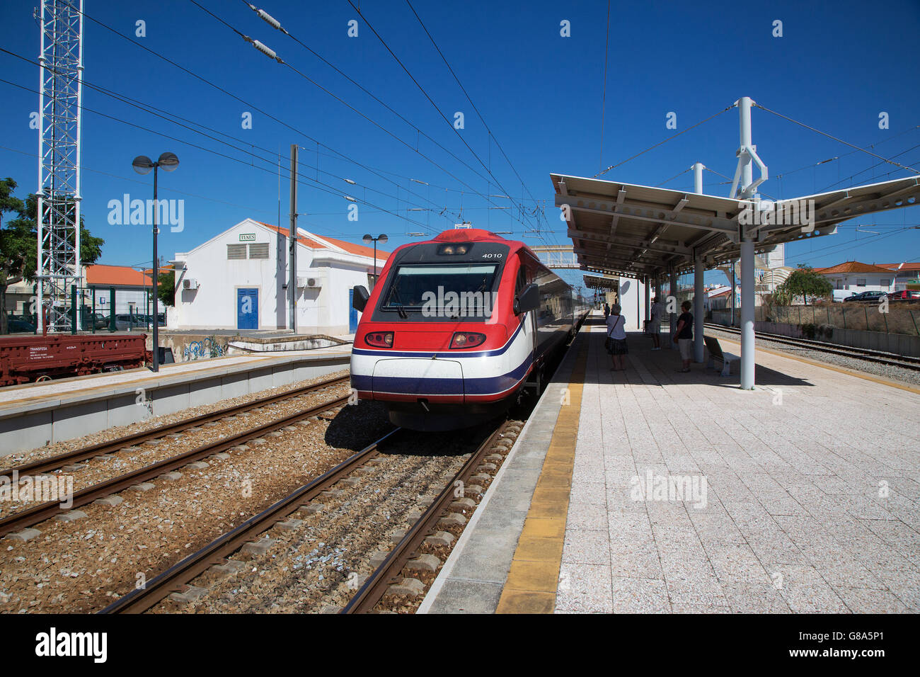 Hohe Geschwindigkeit Alfa Pendel kippen Zug am Bahnhof Melodien in der Algarve, Portugal Stockfoto