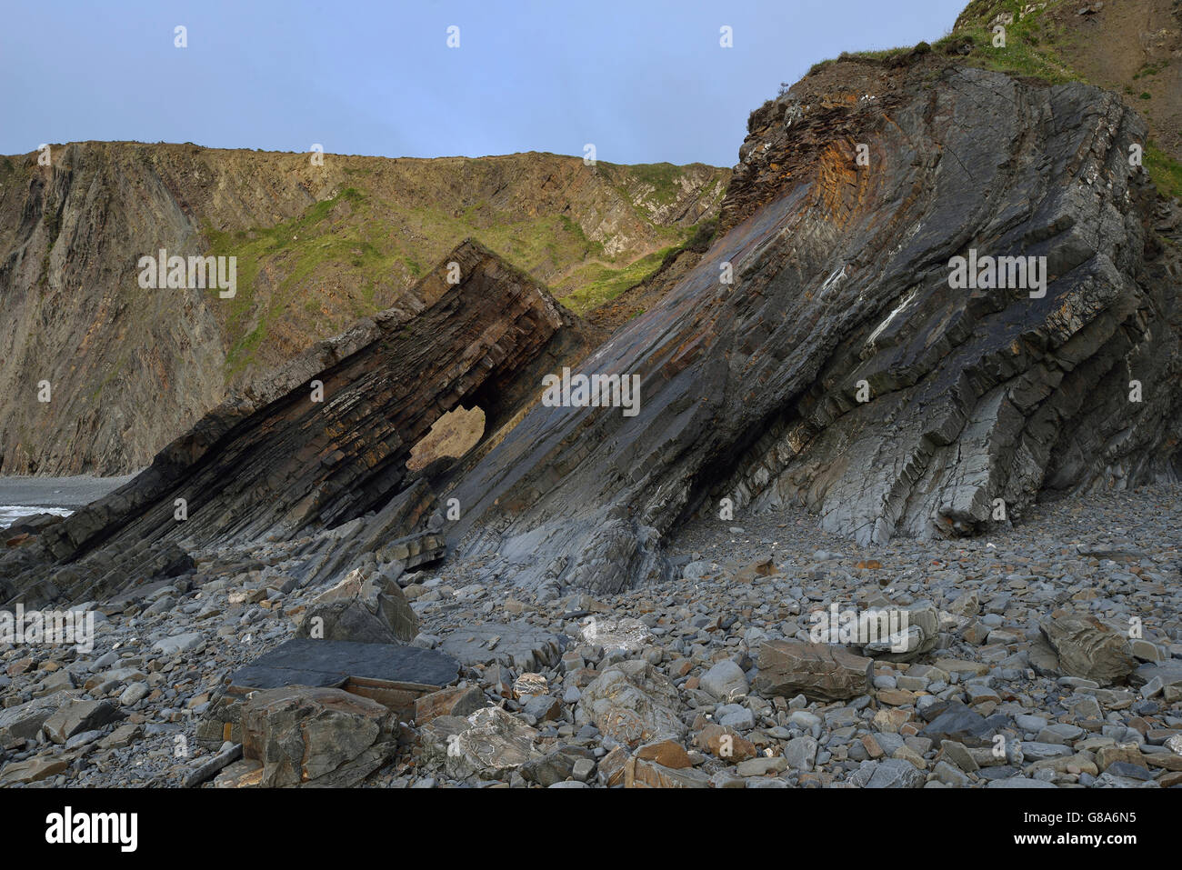 Gefalteten Gesteinsschichten am breiten Strand, Hartland Quay, Bideford, Devon Stockfoto