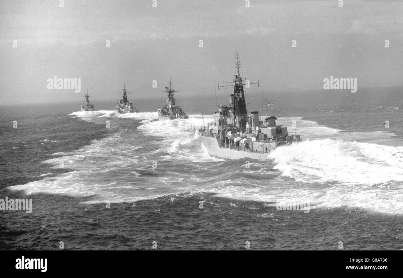 Kriegsschiffe der Heimatflotte durchschneiden die Wellen vor Portsmouth in einer Probe von Seaday, der jährlichen Volldemonstration der Royal Navy über einige der Aufgaben, die sie übernimmt. Die Kriegsschiffe sind (l-r) HMS Defender (Daring-Klasse Zerstörer), HMS Lowestoft (Anti-U-Boot Fregatte), HMS Dainty (Daring-Klasse Zerstörer) und HMS Rhyl (Anti-U-Boot Fregatte). Stockfoto
