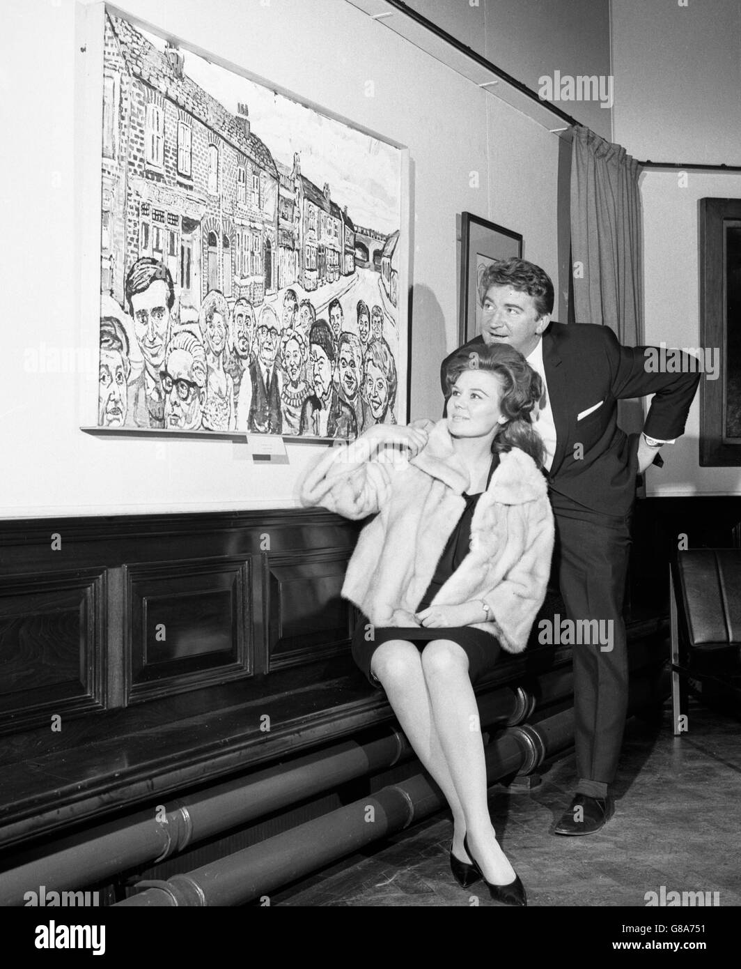 Sandra Gough und Peter Adamson, die in der Coronation Street Len Fairclough und Irma Barlow spielen, studieren in der Whitworth Art Gallery in Manchester ein Gemälde mit Figuren aus der Serie von John Bratby. Stockfoto