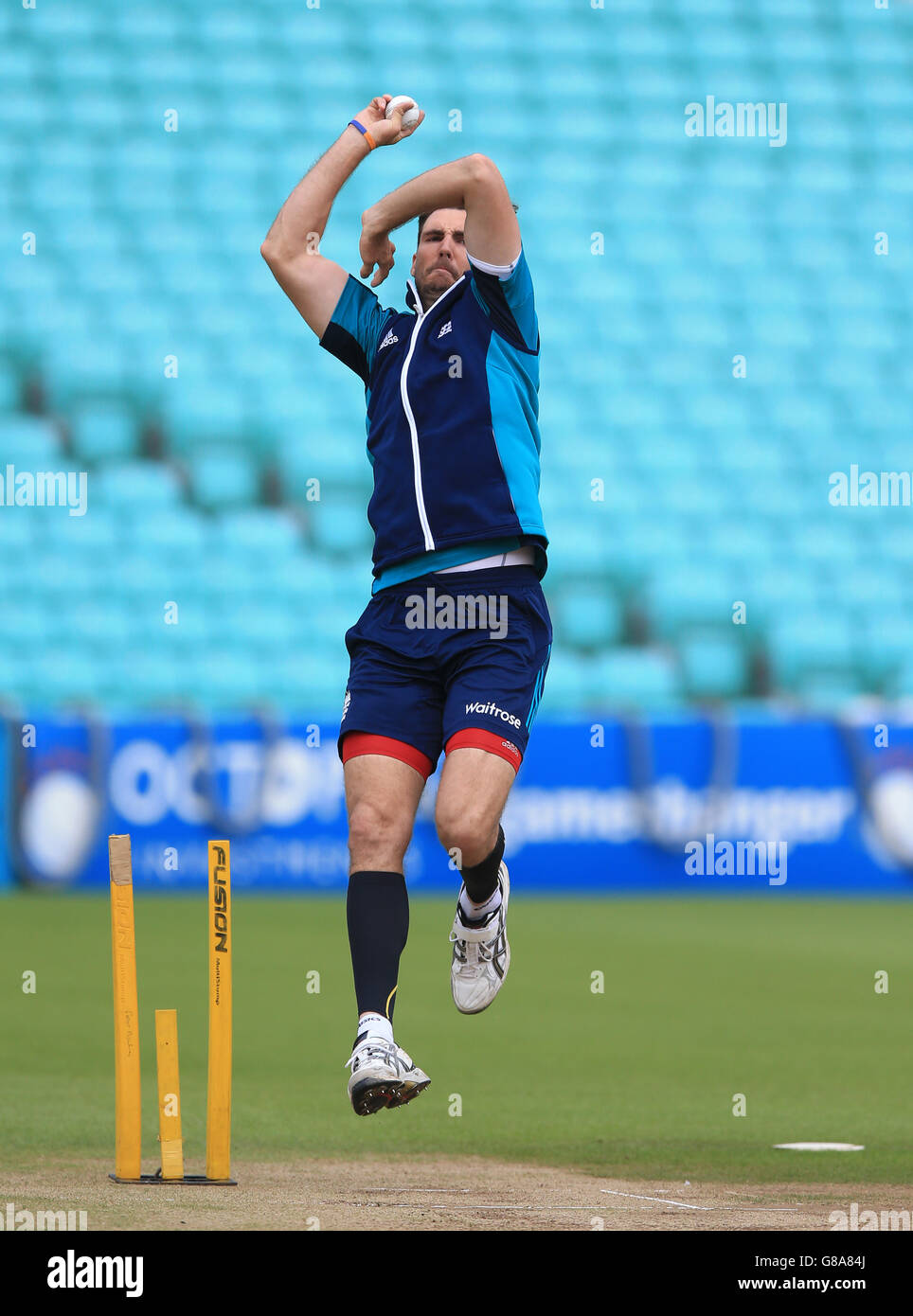 Steven Finn aus England während einer Nets-Sitzung im Kia Oval, London. DRÜCKEN SIE VERBANDSFOTO. Bilddatum: Dienstag, 28. Juni 2016. Siehe PA Geschichte CRICKET England. Bildnachweis sollte lauten: Nigel French/PA Wire. Stockfoto