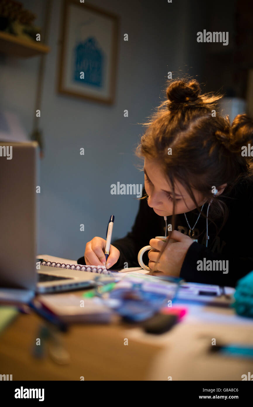 Jahr 12 Education UK: Ein Teenager Schulmädchen Revision arbeiten studieren zu Hause für sie als Ebene Untersuchungen, Wales UK Stockfoto