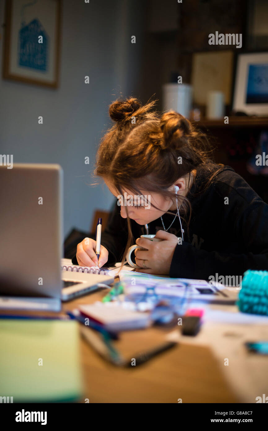 Jahr 12 Education UK: Ein Teenager Schulmädchen Revision arbeiten studieren zu Hause für sie als Ebene Untersuchungen, Wales UK Stockfoto