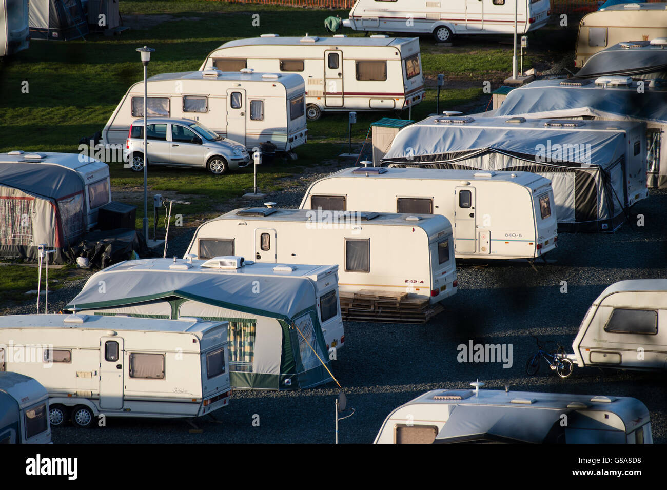 Zeilen des touring Wohnwagen mit Markisen abgestellt an einem Sommerabend am Ystwyth Caravan und Camping, Aberystwyth Wales UK Stockfoto