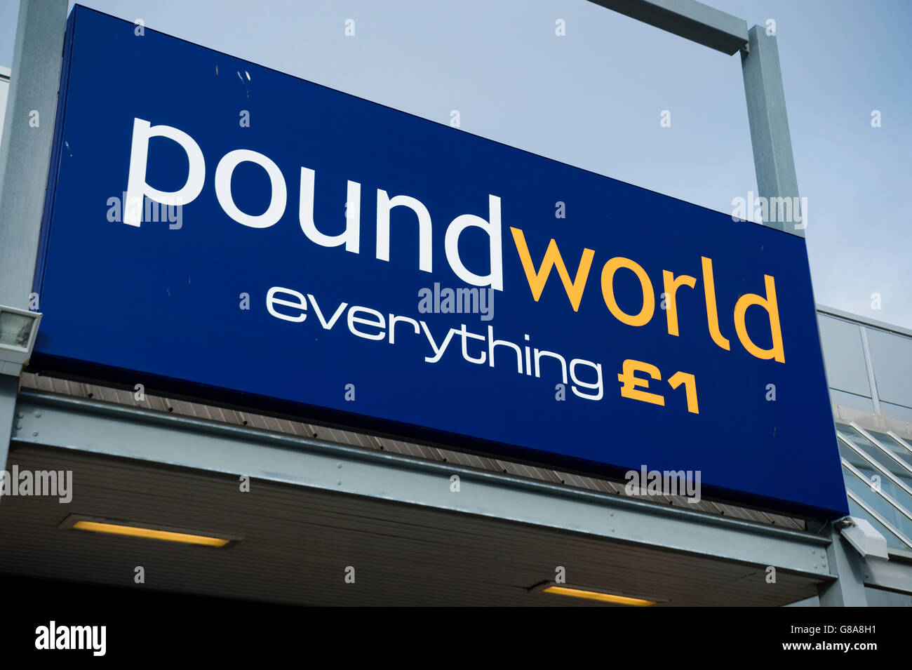 Außen: "Alles £1" - Poundworld Schnäppchen Shop Discounter in einem Retailpark, Aberystwyth Wales UK Stockfoto