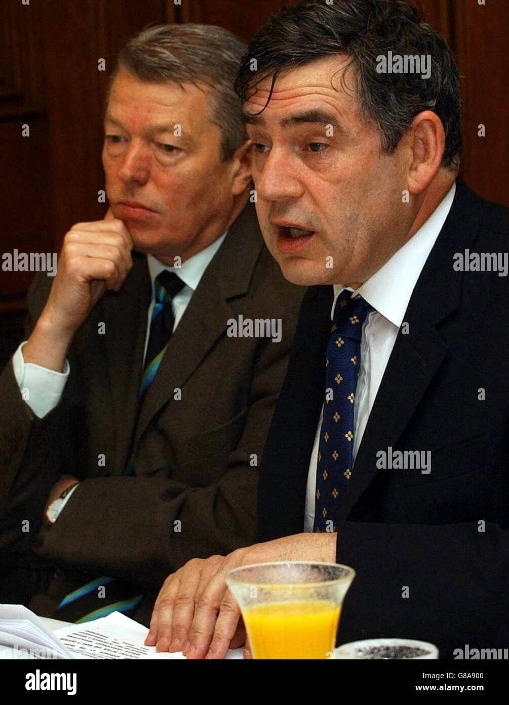 Bundeskanzler Gordon Brown (rechts) und Minister für Handel und Industrie Alan Johnson. Stockfoto