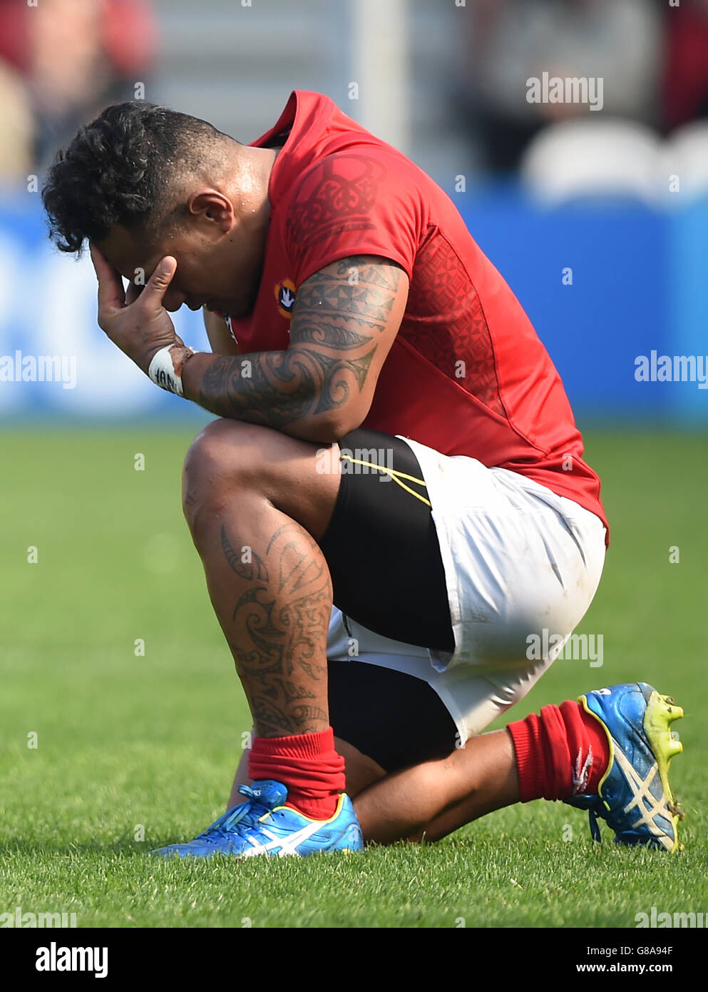 Rugby Union - Rugby-Weltmeisterschaft 2015 - Pool C - Tonga gegen Georgien - Kingsholm. Sonatane Takulua von Tonga scheint nach dem Rugby-Weltcup-Spiel im Kingsholm Stadium, Gloucester, niedergeschlagen zu sein. Stockfoto