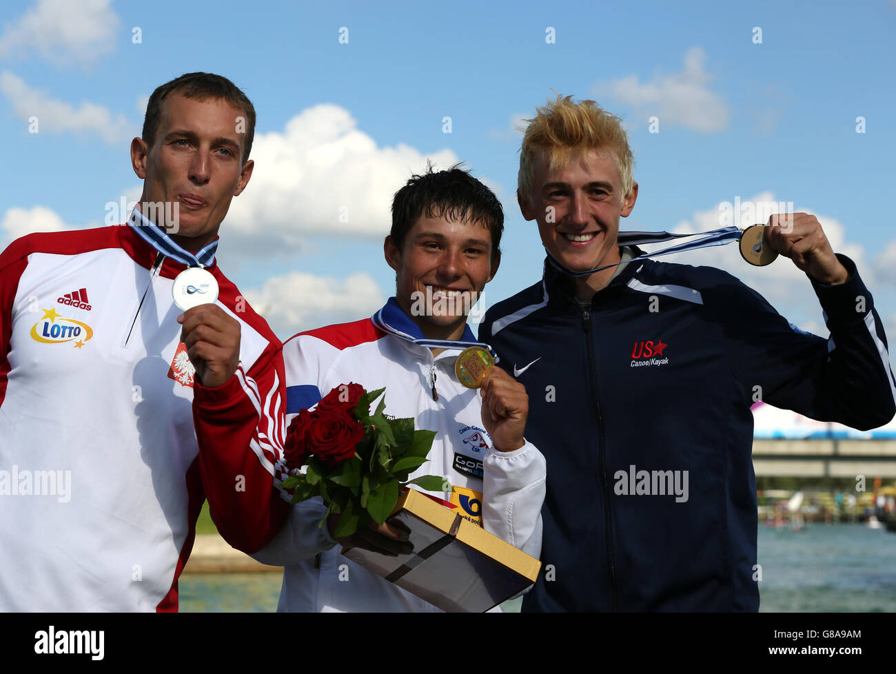Der tschechische Jiri Prskavec (Mitte) posiert mit seiner Goldmedaille neben dem polnischen Mateusz Polaczyk (links), der Silber gewann, und dem US-Amerikaner Michal Smolen, der am fünften Tag der ICF Kanuslalom-Weltmeisterschaft 2015 im Lee Valley White Water Center, London, im Männer-K1-Finale Bronze gewann. Stockfoto