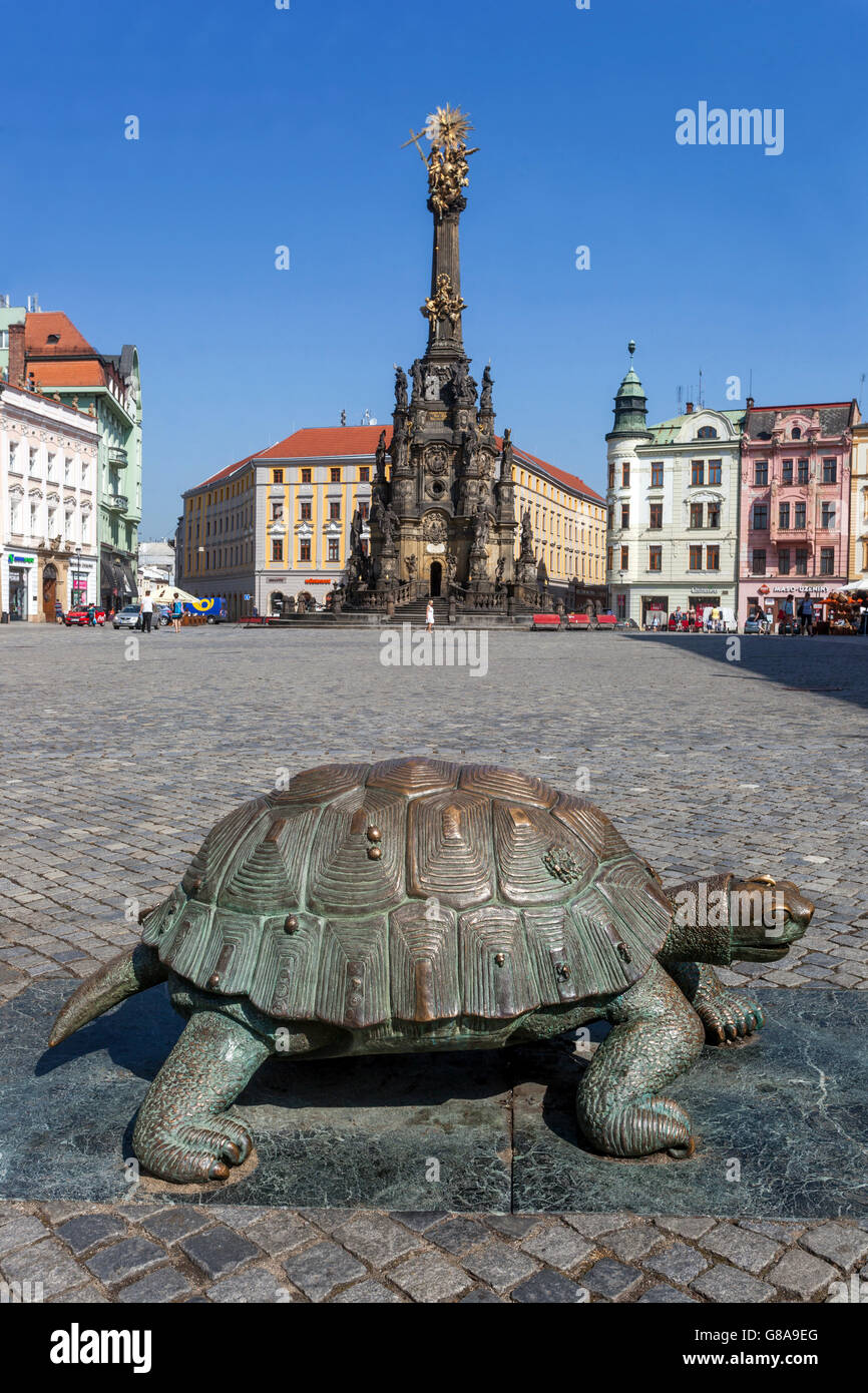 Statue Schildkröte Skulptur auf dem Hauptplatz Horni namesti Hintergrund Heilige Dreifaltigkeitssäule Olomouc Tschechische Republik Europa Stockfoto