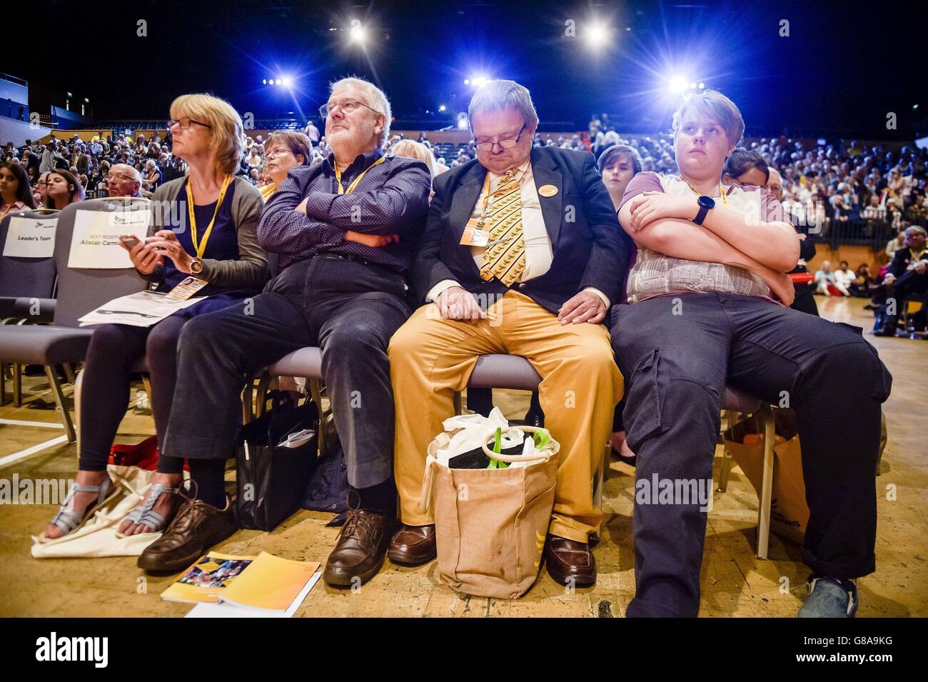 Liberale Demokraten unterstützen in der Haupthalle, während sie Reden auf der Jahreskonferenz der Liberaldemokraten im Bournemouth International Centre hören. Stockfoto