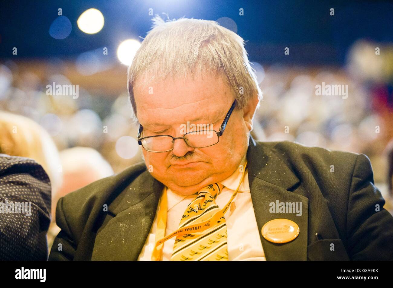 Liberale Demokraten unterstützen in der Haupthalle, während sie Reden auf der Jahreskonferenz der Liberaldemokraten im Bournemouth International Centre hören. Stockfoto