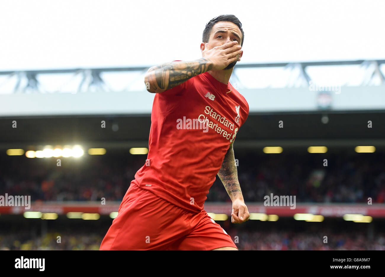 Liverpools Danny ings feiert das erste Tor seiner Mannschaft während des Spiels der Barclays Premier League in Anfield, Liverpool. Stockfoto