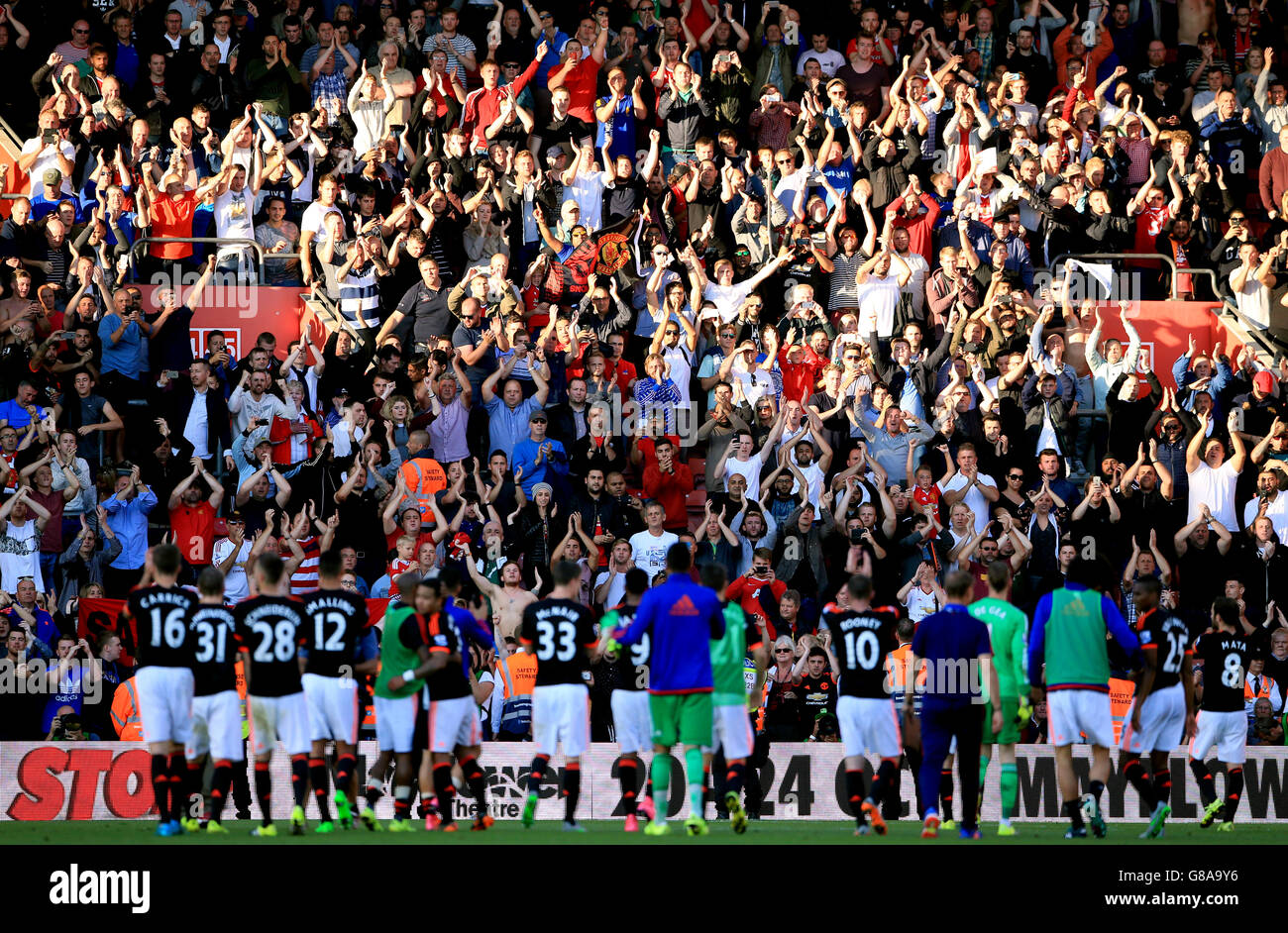 Fußball - Barclays Premier League - Southampton / Manchester United - St. Mary's. Manchester United feiern den Sieg vor ihren Fans nach dem Spiel Stockfoto
