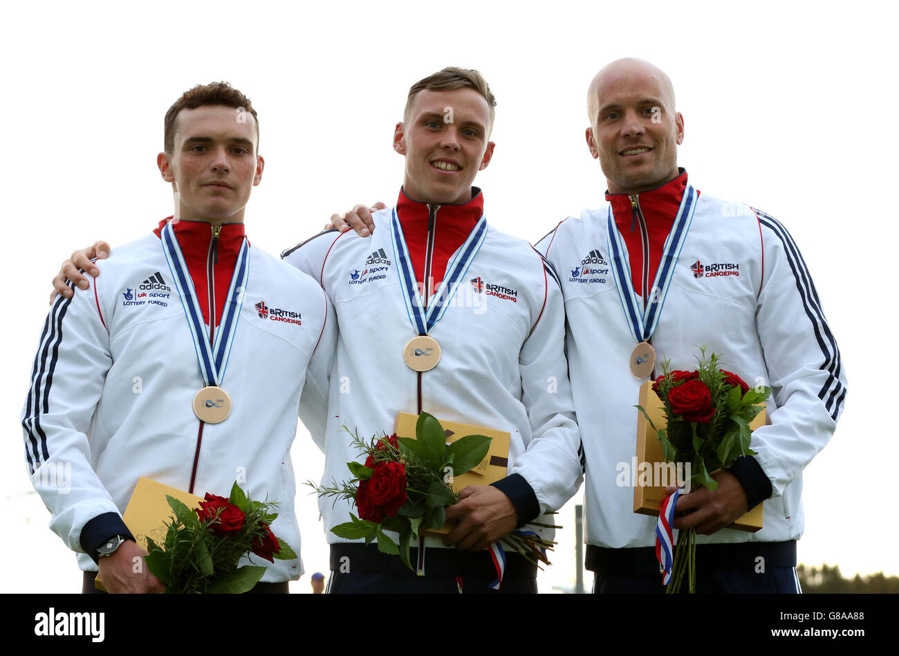 Das Team Großbritannien feiert den Bronzesieg beim K1 Team Event der Männer am fünften Tag der ICF Kanuslalom-Weltmeisterschaft 2015 im Lee Valley White Water Centre, London. Stockfoto