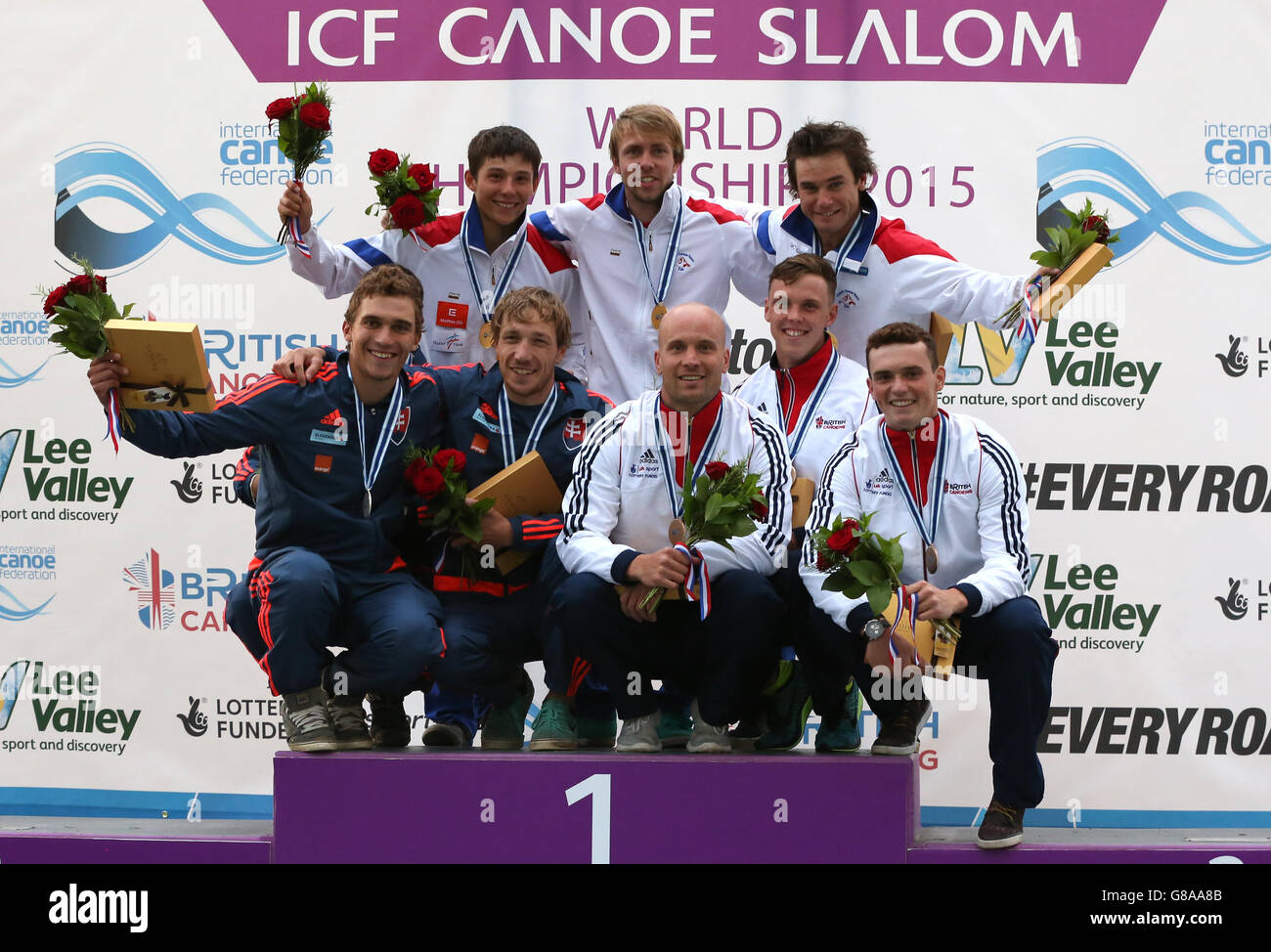 Das Team Tschechische Republik feiert den Goldsieg beim K1 Team Event der Männer, zusammen mit dem Team Slovakia, das Silber gewann, und dem Team Großbritannien, das Bronze gewann, am fünften Tag der ICF Kanuslalom-Weltmeisterschaft 2015 im Lee Valley White Water Centre, London. Stockfoto
