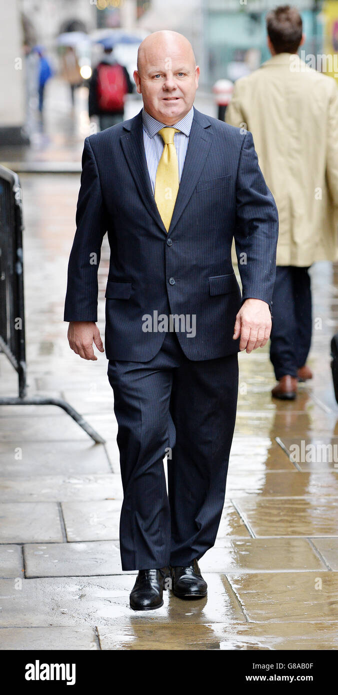 Sun District Reporter Jamie Pyatt kommt in Old Bailey, London, wo er und der damalige Nachrichtenchef Chris Pharo vor Gericht gestellt wurden, der beschuldigt wurde, einen „geheimen Polizeiinformanten“ für Trinkgeld zu bezahlen. Stockfoto