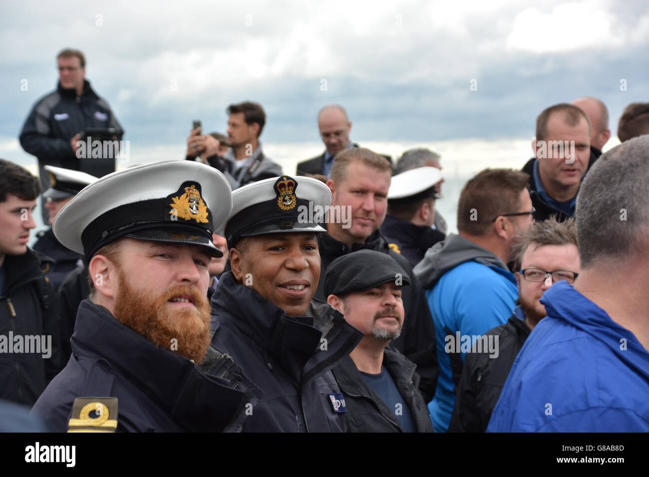 Segler der Royal Navy und Mitglieder der Öffentlichkeit am Round Tower, um sich von HMS Gloucester, dem letzten der Typ 42 Zerstörer, zu verabschieden, als es Portsmouth für einen Schrottplatz in der Türkei verlässt. Stockfoto