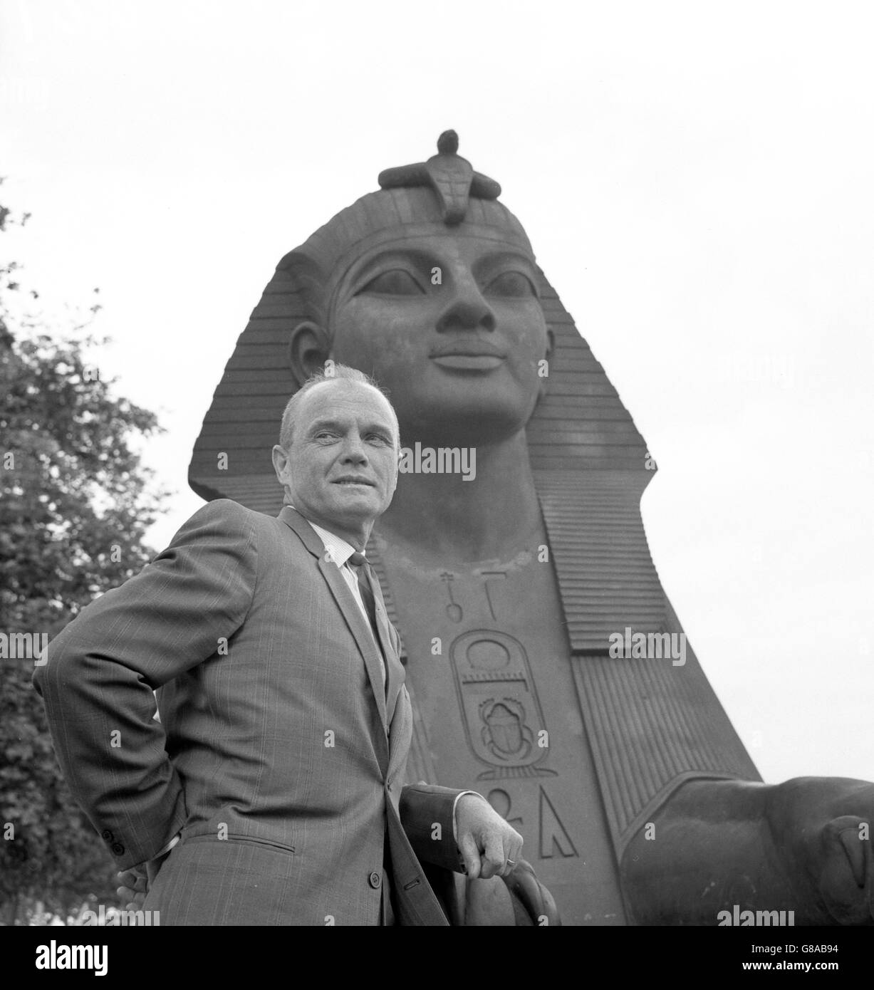Ein Pionier der Weltraumzeit trifft auf ein Wahrzeichen der Antike am Victoria Embankment in London. Astronaut Colonel John H. Glenn Jr, der erste Amerikaner, der einen Orbitalflug macht, ist mit einem der Sphinxes an Cleopatras Nadel abgebildet. Col. Glenn besucht Großbritannien während einer kurzen Europatour. Stockfoto