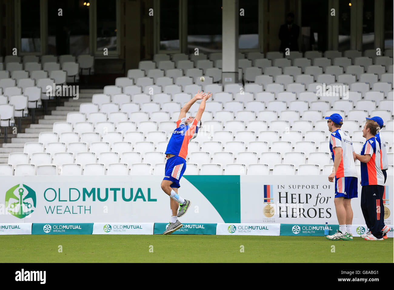 Pre-Match Warm-Ups vor dem Spiel zwischen Hilfe für Helden und Das England Physical Disability Team Stockfoto