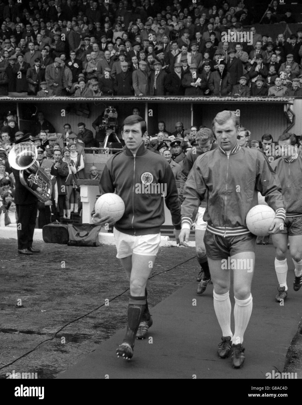 Fußball - Europameisterschaft Qualifying Group 8 - Schottland gegen England - Hampden Park, Glasgow. Der schottische Kapitän John Greig (l) tritt vor dem Anpfiff mit dem englischen Kapitän Bobby Moore (r) zusammen. Stockfoto