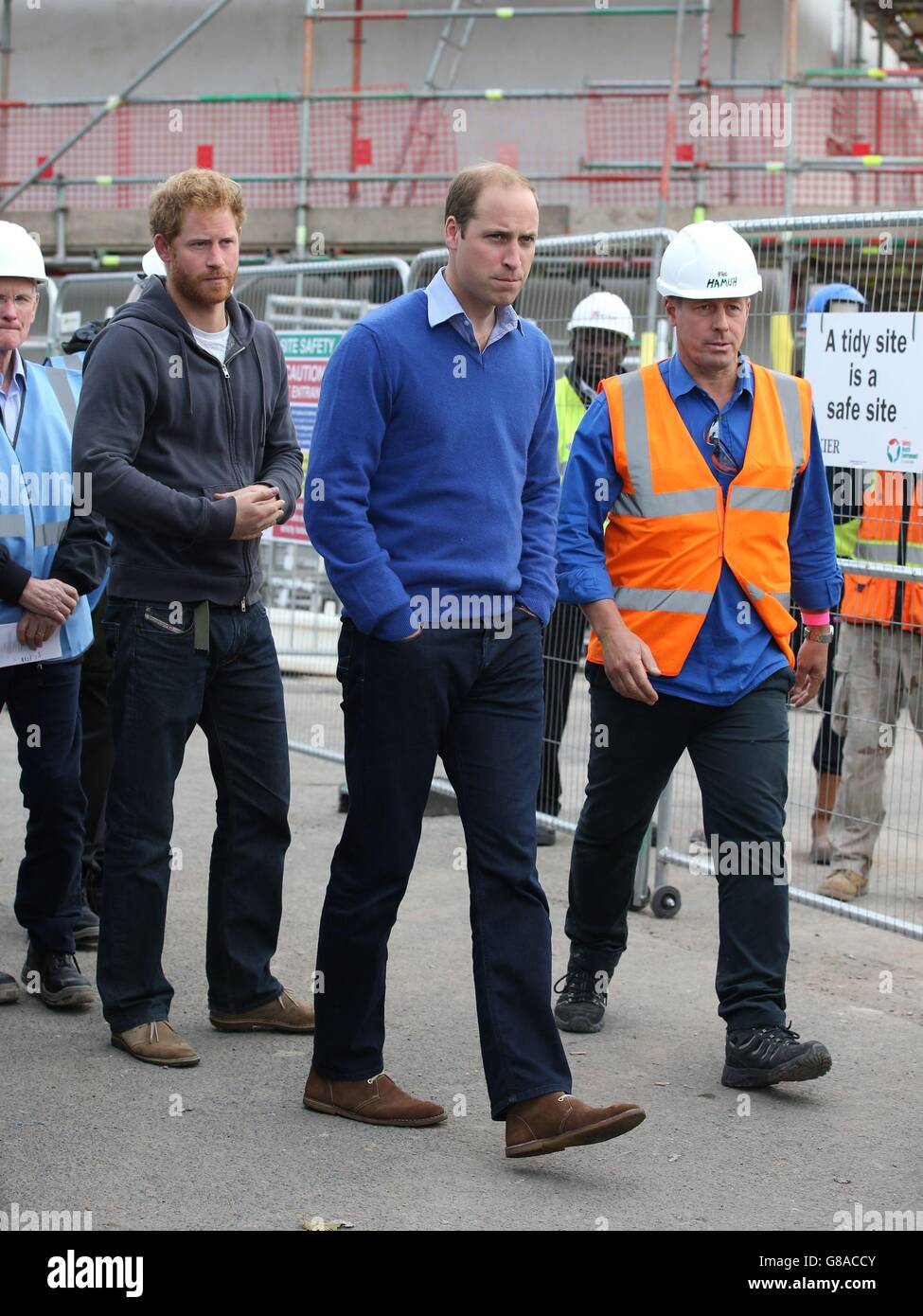 Der Herzog von Cambridge und Prinz Harry kommen zu einem Besuch beim BBC DIY SOS Team für das Big Build: Veteran's Special in einer Straße in Manchester. Stockfoto