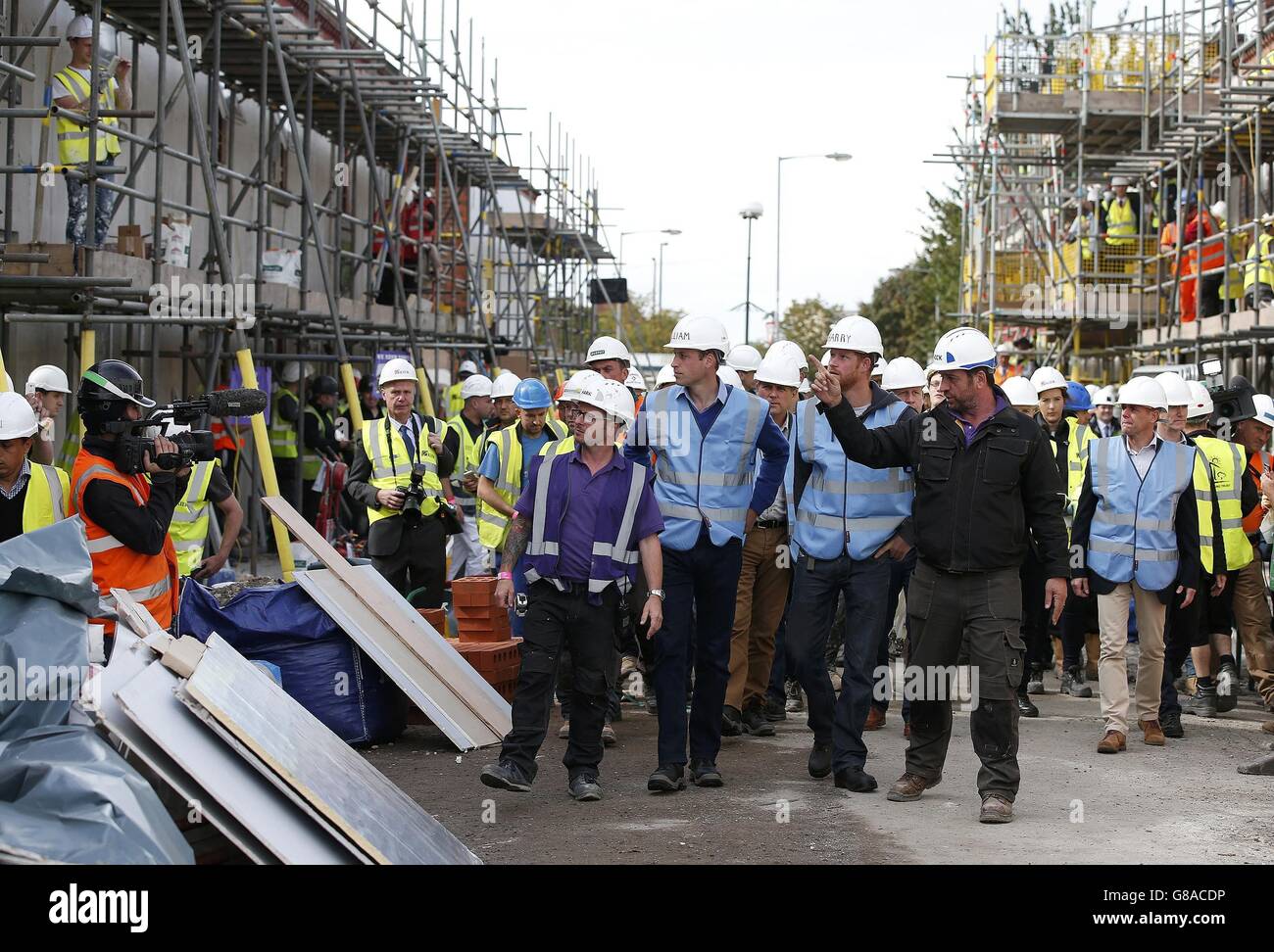 Der Duke of Cambridge und Prinz Harry besuchen das DIY SOS-Team der BBC für das Big Build: Veteran's Special in einer Straße in Manchester. Stockfoto