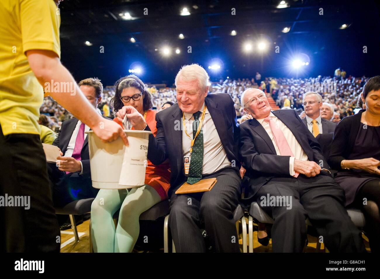Lord Ashdown, ehemaliger Vorsitzender der Liberaldemokraten, wird gebeten, Geld zu spenden, während er auf den Beginn der Grundsatzrede des neuen Führers Tim Farron zur Jahreskonferenz der Liberaldemokraten im Bournemouth International Centre wartet. Stockfoto