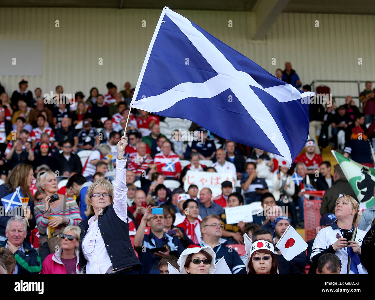 Schottland-Fans auf den Tribünen vor dem Rugby-Weltcup-Spiel im Kingsholm Stadium, Gloucester. Bilddatum: Mittwoch, 23. September 2015. Siehe PA Story RUGBYU Schottland. Bildnachweis sollte lauten: David Davies/PA Wire. Nur für Standbilder. Die Verwendung impliziert die Annahme von Abschnitt 6 der RWC 2015-Geschäftsbedingungen um:http://bit.ly/1MPElTL Rufen Sie +44 (0)1158 447447 an, um weitere Informationen zu erhalten. Stockfoto