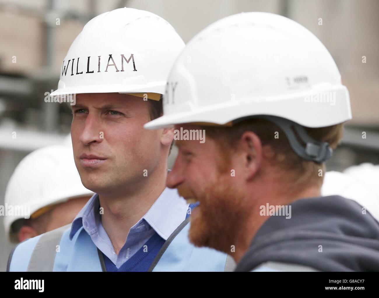 Der Herzog von Cambridge und Prinz Harry kommen zu einem Besuch beim BBC DIY SOS Team für das Big Build: Veteran's Special in einer Straße in Manchester. Stockfoto