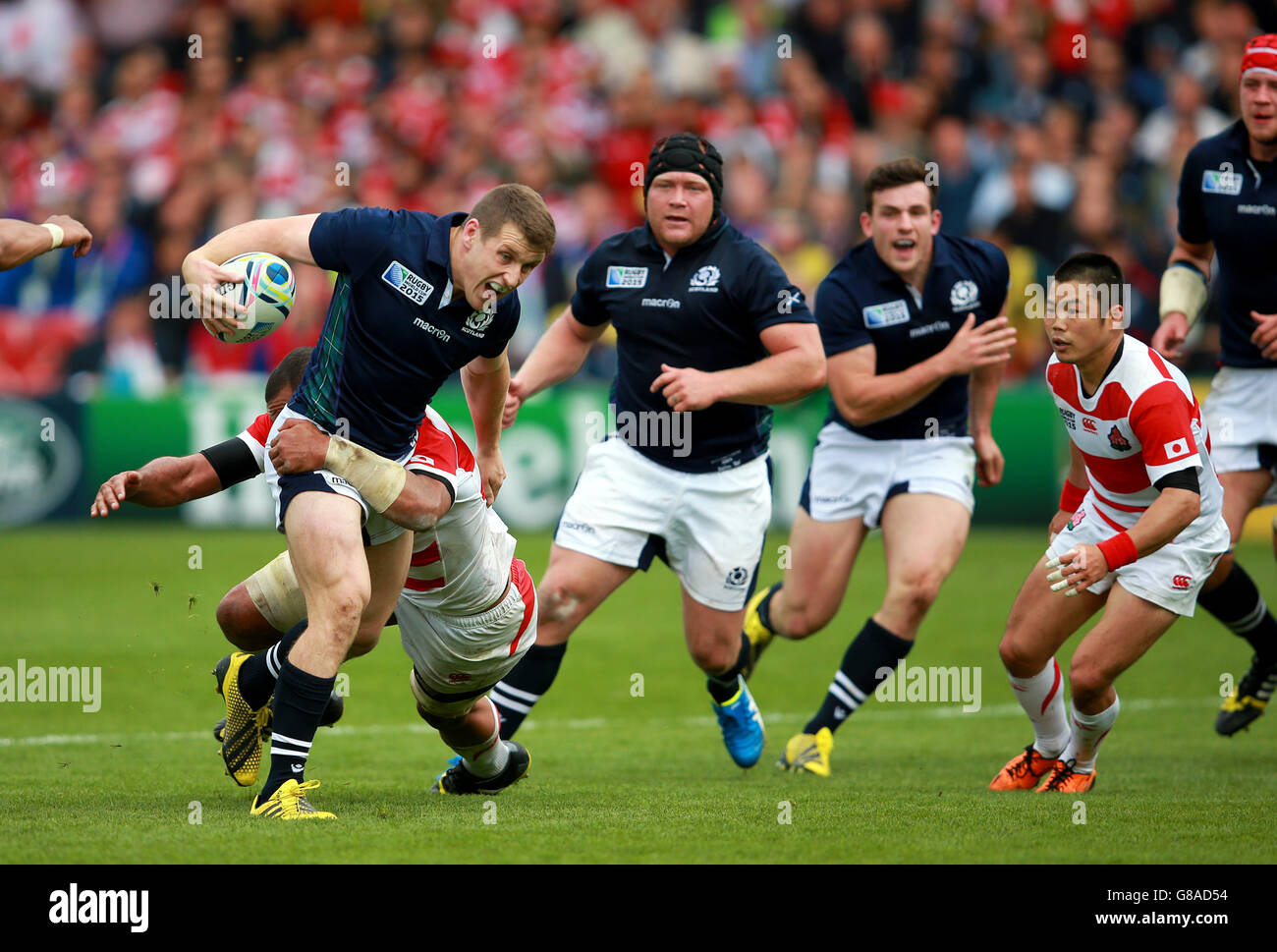 Schottlands Mark Bennett (links) in Aktion während des Rugby-Weltcupspiels im Kingsholm Stadium, Gloucester. Bilddatum: Mittwoch, 23. September 2015. Siehe PA Story RUGBYU Schottland. Bildnachweis sollte lauten: David Davies/PA Wire. Nur für Standbilder. Die Verwendung impliziert die Annahme von Abschnitt 6 der RWC 2015-Geschäftsbedingungen um:http://bit.ly/1MPElTL Rufen Sie +44 (0)1158 447447 an, um weitere Informationen zu erhalten. Stockfoto