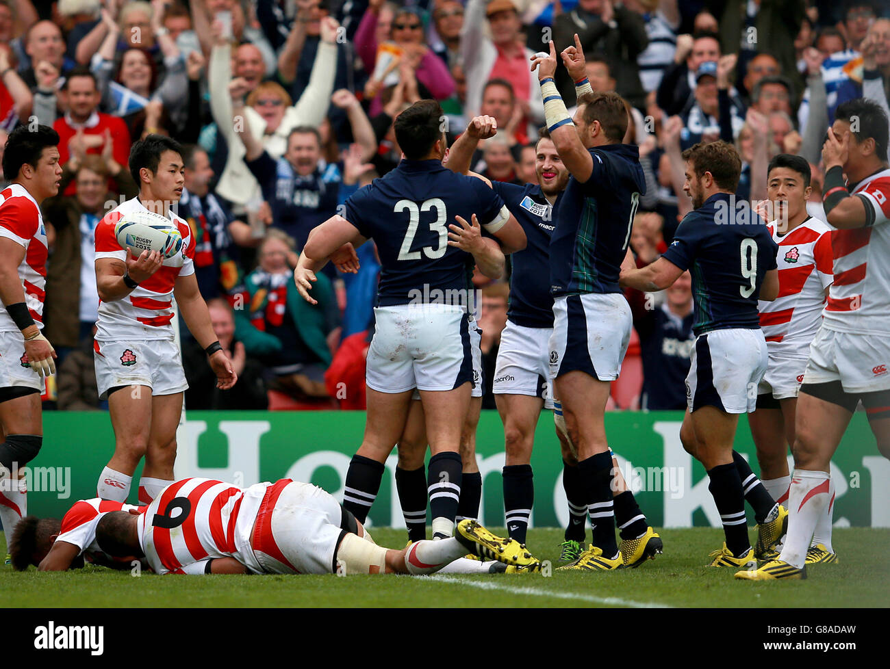 Das schottische Team feiert, nachdem Mark Bennett beim Rugby-Weltcup-Spiel im Kingsholm Stadium in Gloucester seinen dritten Versuch des Spiels erzielt hat. Bilddatum: Mittwoch, 23. September 2015. Siehe PA Story RUGBYU Schottland. Bildnachweis sollte lauten: David Davies/PA Wire. Nur für Standbilder. Die Verwendung impliziert die Annahme von Abschnitt 6 der RWC 2015-Geschäftsbedingungen um:http://bit.ly/1MPElTL Rufen Sie +44 (0)1158 447447 an, um weitere Informationen zu erhalten. Stockfoto
