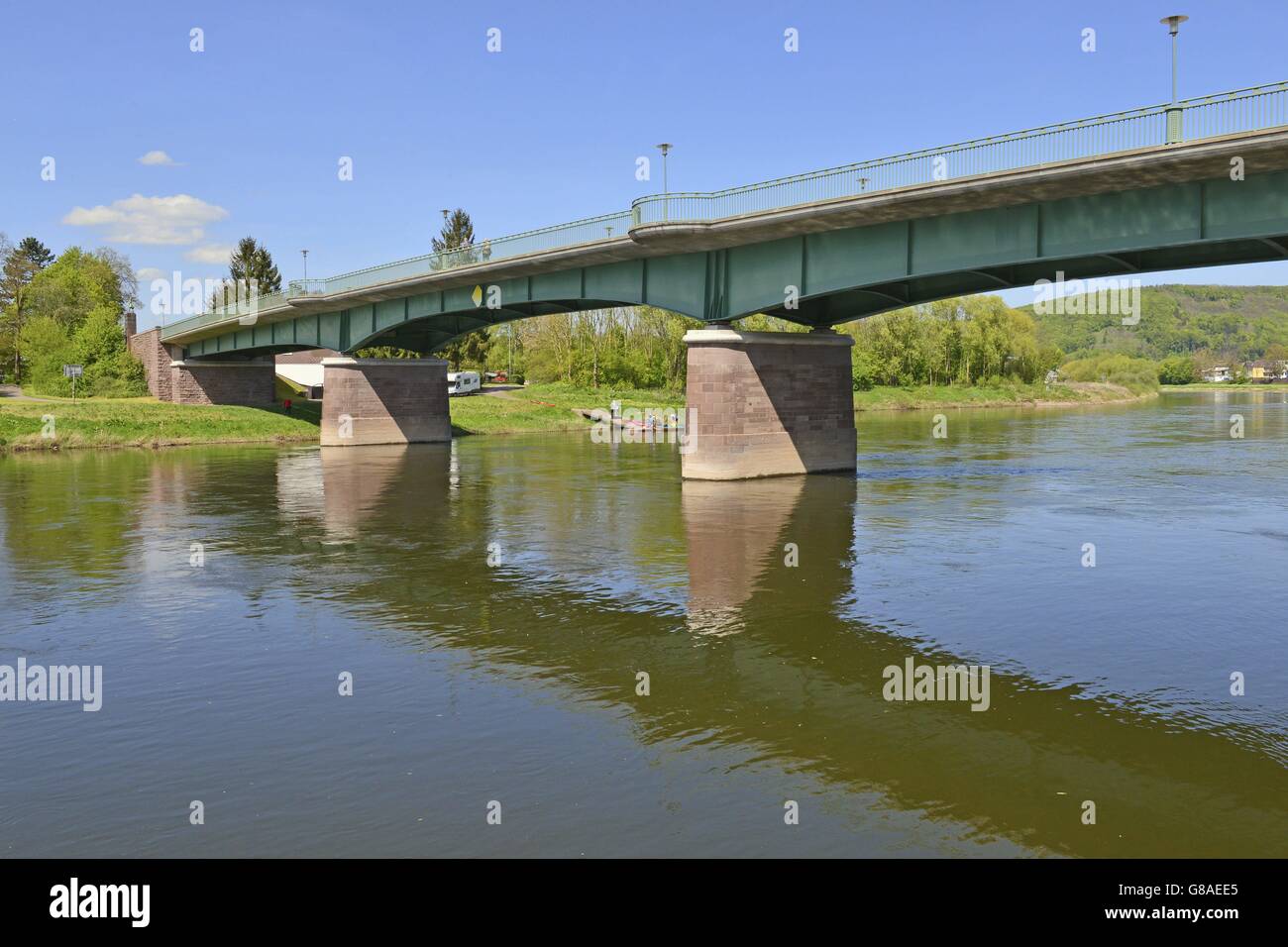 Holzminden alte Brücke über die Weser mit Sandstein-Sockel in das Wasser des Flusses und blauer Himmel über der Stahler Ufer, 5. Mai 2016 | weltweite Nutzung Stockfoto