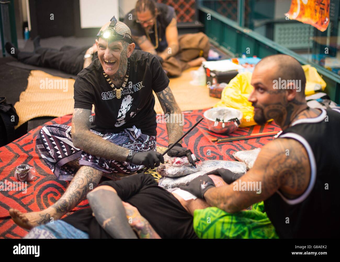 Der neuseeländische Tattoo-Künstler Brent McCown arbeitet bei der London International Tattoo Convention im Tobacco Dock, London. Stockfoto