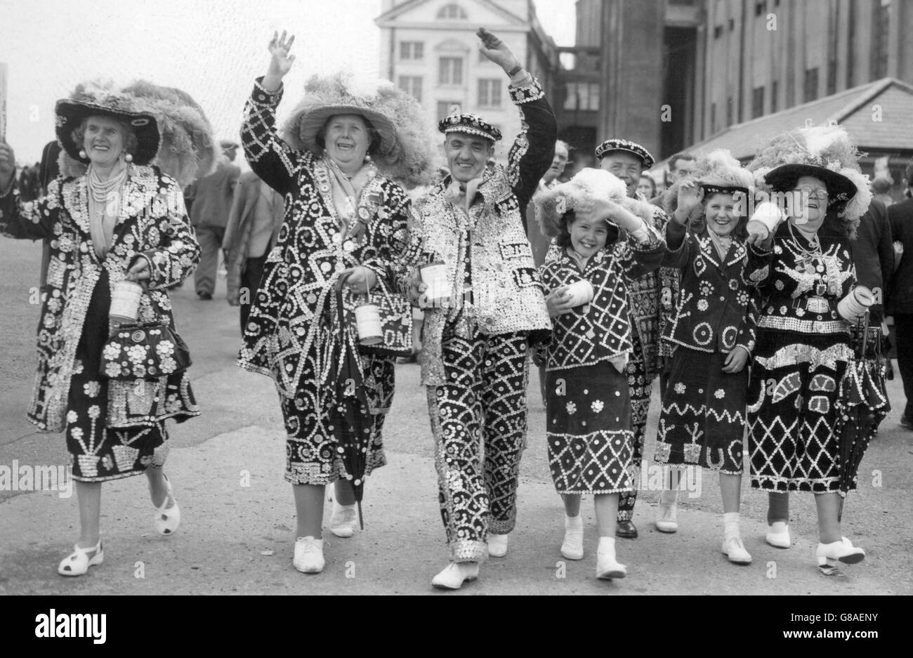 Perlige 'Royals' bringen ihren Hauch von Tradition in die Derby Day Szene auf der Rennbahn Epsom. Stockfoto