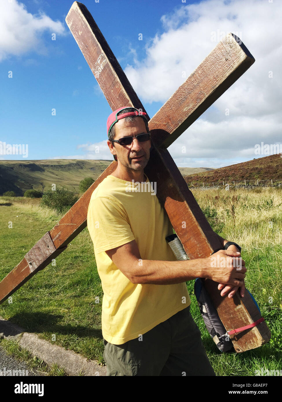 Der reformierte Drogensüchtige und wiedergeborene Christian Clive Cornish bei Story Arms in Brecon, als er mit einem riesigen 12-Fuß-Kreuz auf dem Rücken von Nord- nach Südwales ging, um das Bewusstsein für die weniger Glücklichen zu schärfen. Stockfoto