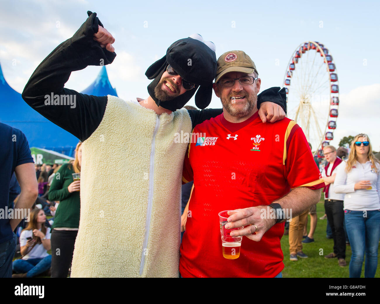 Wales-Fans bei der Rugby-Weltmeisterschaft 2015 Fanzone im Old Deer Park, Richmond, London. Stockfoto
