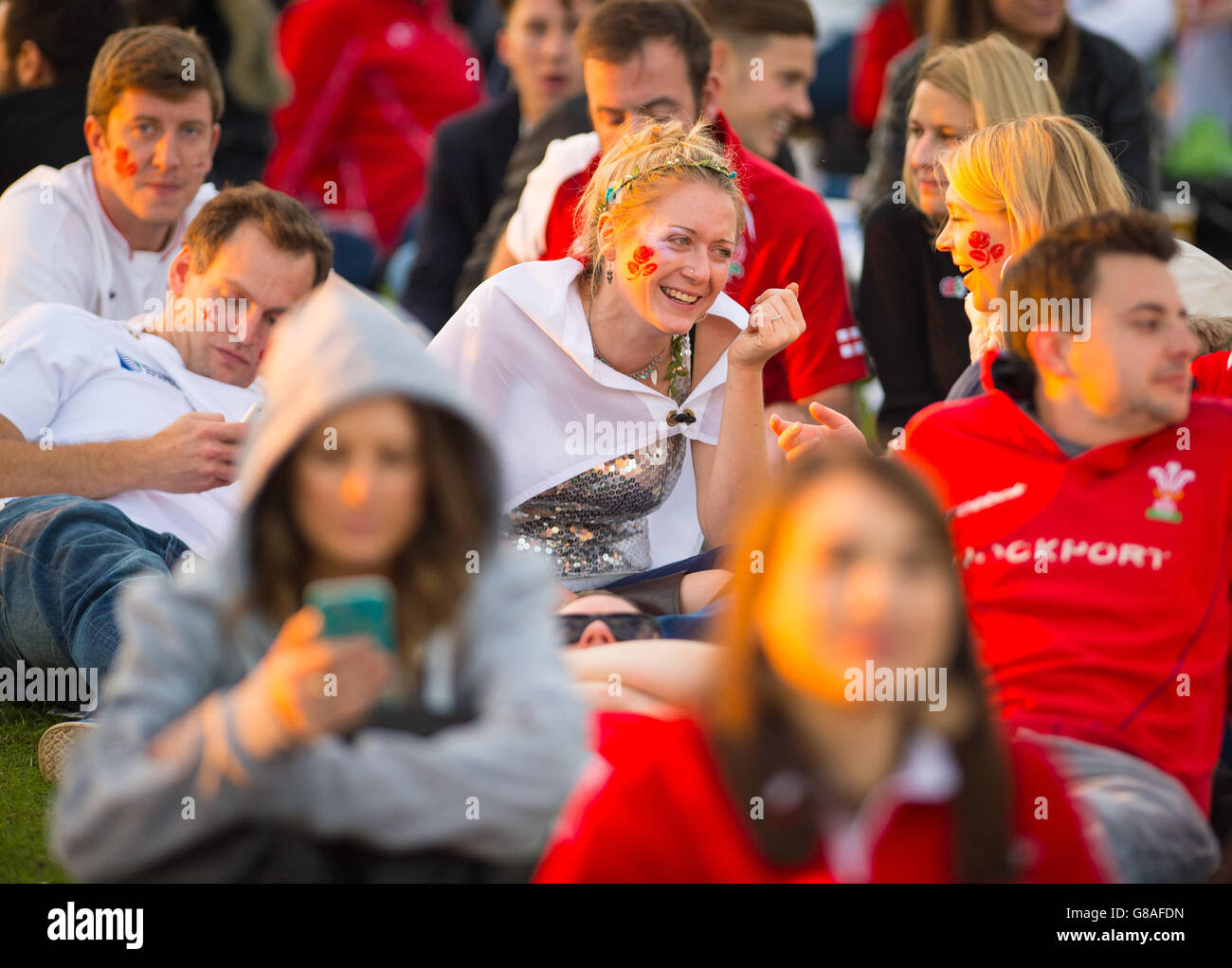 Fans genießen die Atmosphäre bei der Rugby-Weltmeisterschaft 2015 Fanzone im Old Deer Park, Richmond, London. Stockfoto