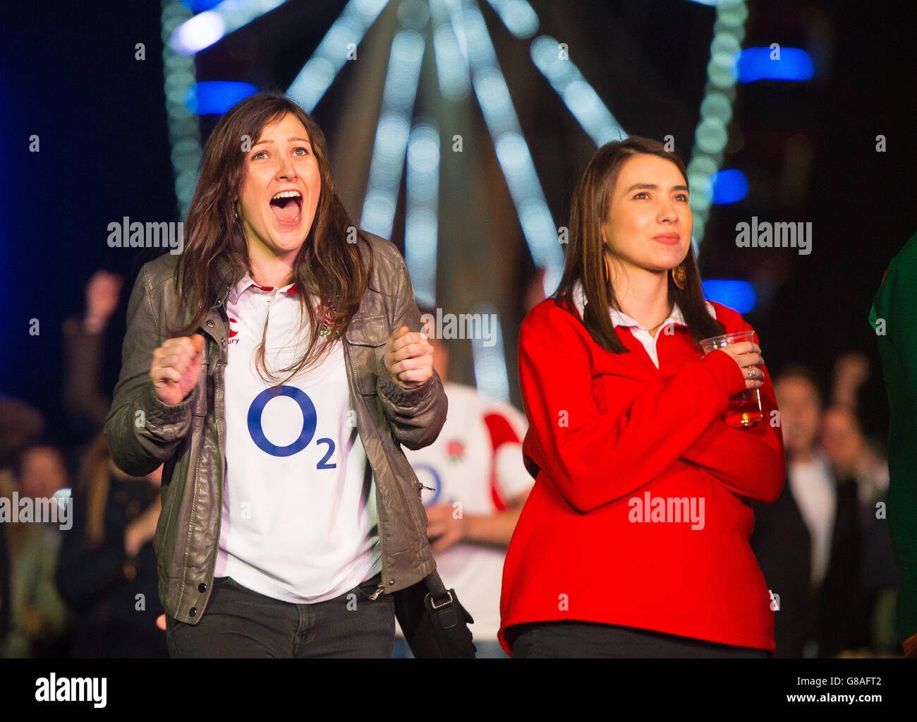 Ein England-Fan feiert einen Versuch, während die Fans beobachten, wie die Rugby-Weltmeisterschaft 2015 ein Spiel zwischen England und Wales in der Fanzone im Old Deer Park, Richmond, London, zusammenführt. Stockfoto