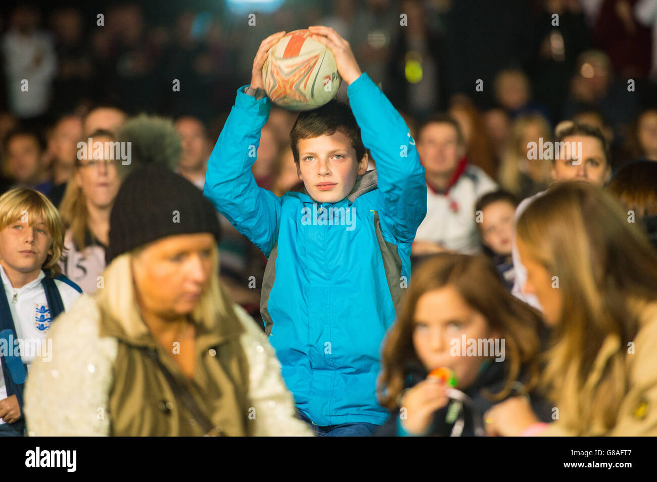 Fans beobachten, wie die Rugby-Weltmeisterschaft 2015 in der Fanzone im Old Deer Park, Richmond, London, ein Spiel zwischen England und Wales zusammenführt. Stockfoto