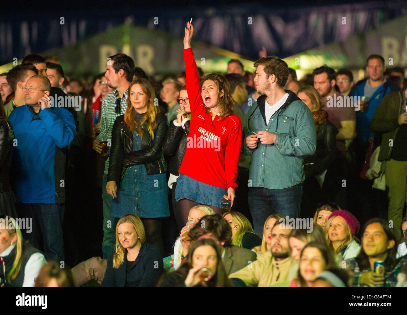 Ein walisischer Fan reagiert, als sie der Rugby-Weltmeisterschaft 2015 in der Fanzone im Old Deer Park, Richmond, London, zuschaut, wie sie ein Spiel zwischen England und Wales zusammenführt. Stockfoto