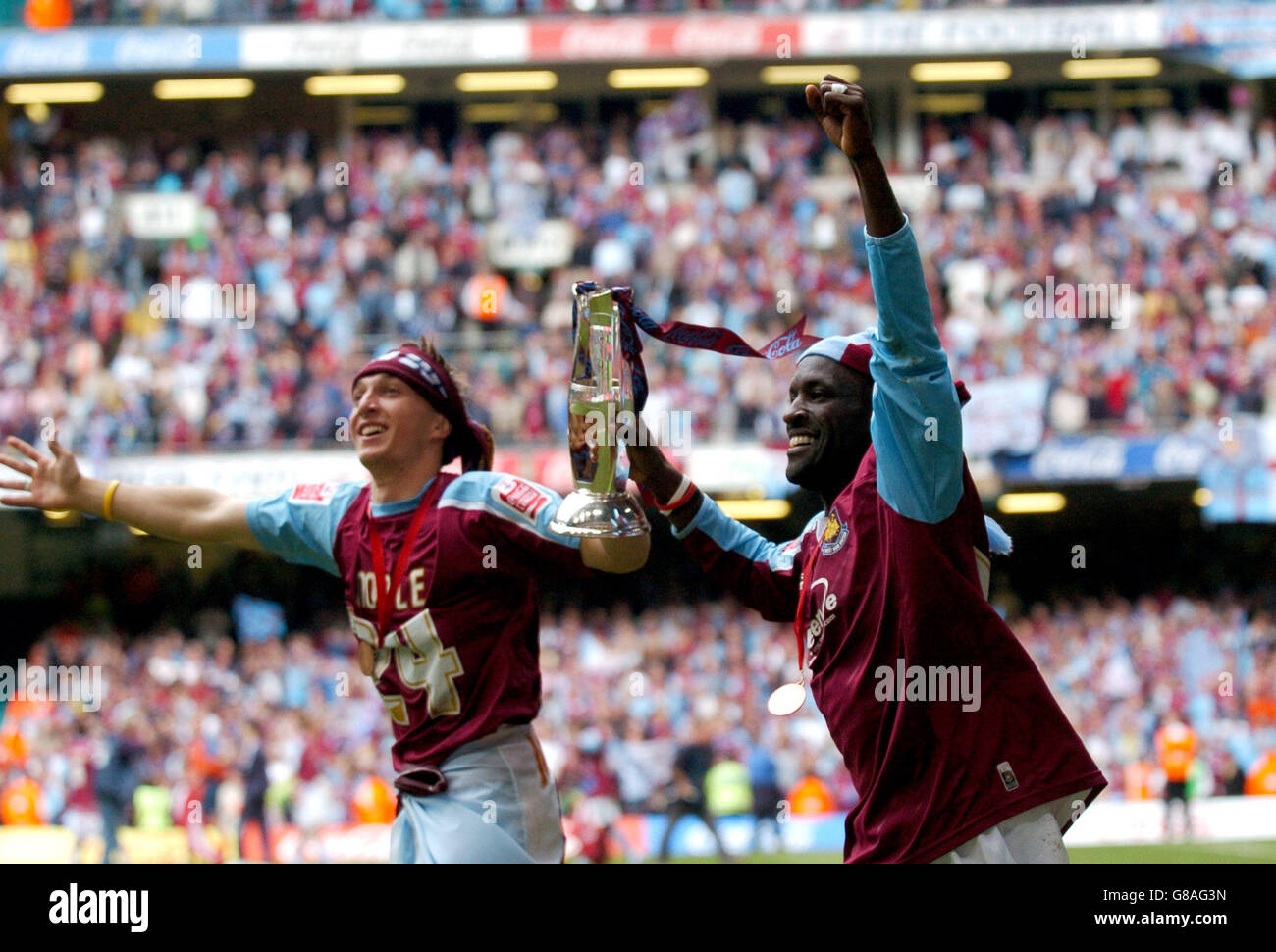 Fußball - Coca-Cola Football League Championship - Play Off Final - Preston North End gegen West Ham United - Millennium Stadium. r-l; Chris Powell von West Ham United feiert den Sieg mit seinem Teamkollegen Mark Noble Stockfoto