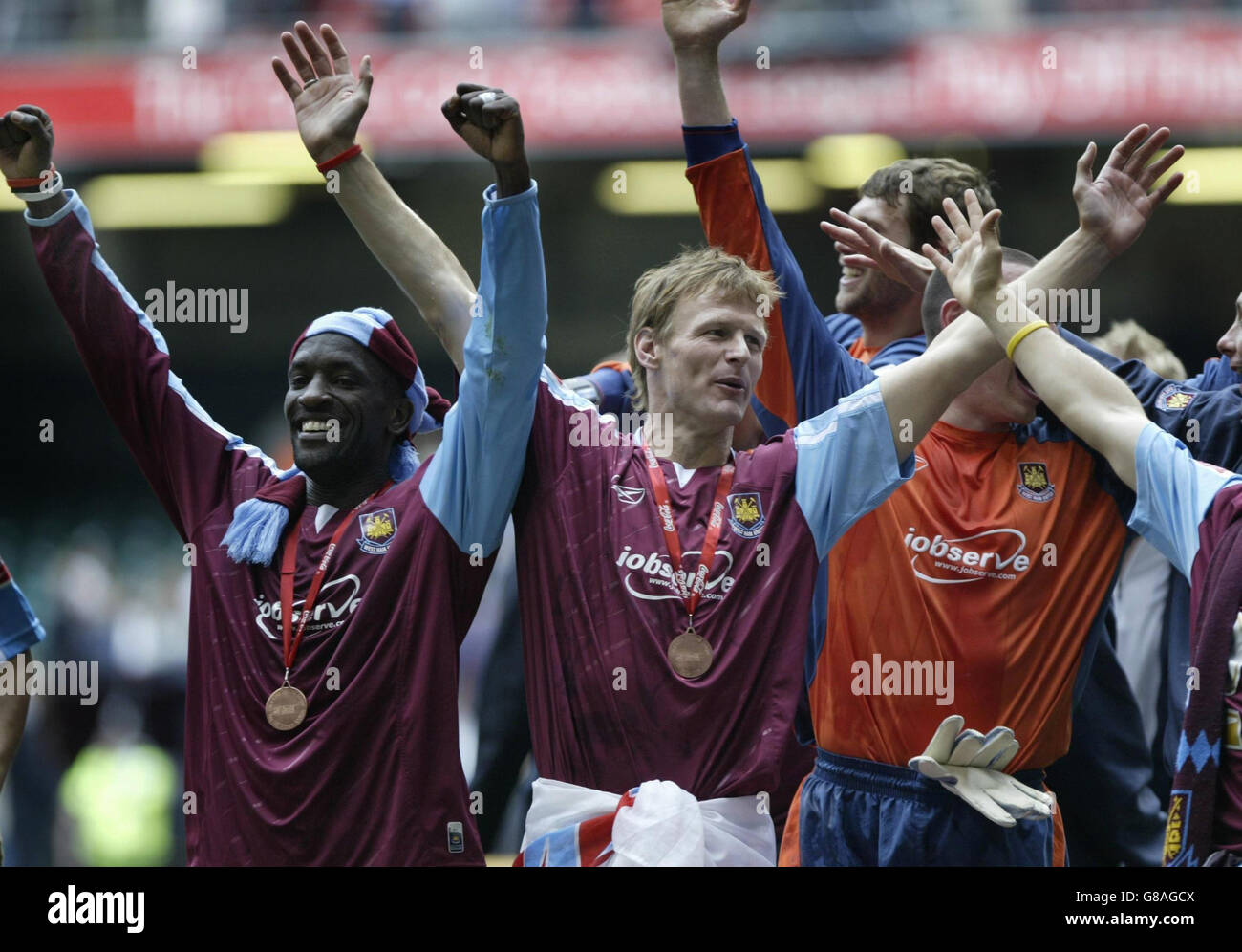 Chris Powell (L) von West Ham United und Teddy Sheringham feiern den Sieg über Preston North End 1:0. Stockfoto